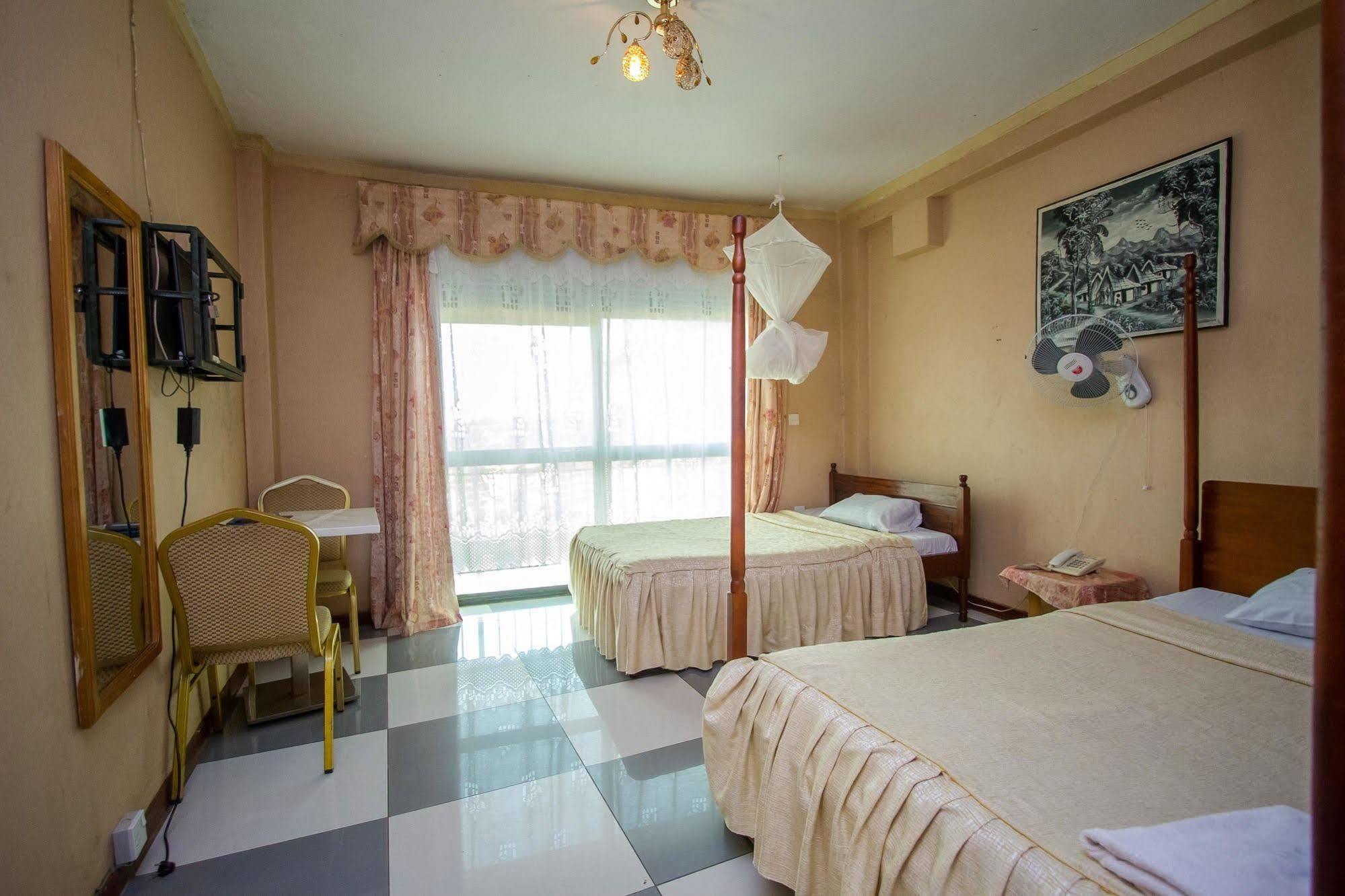 La Grand Chez Johnson Hotel Muyenga Kampala Kültér fotó