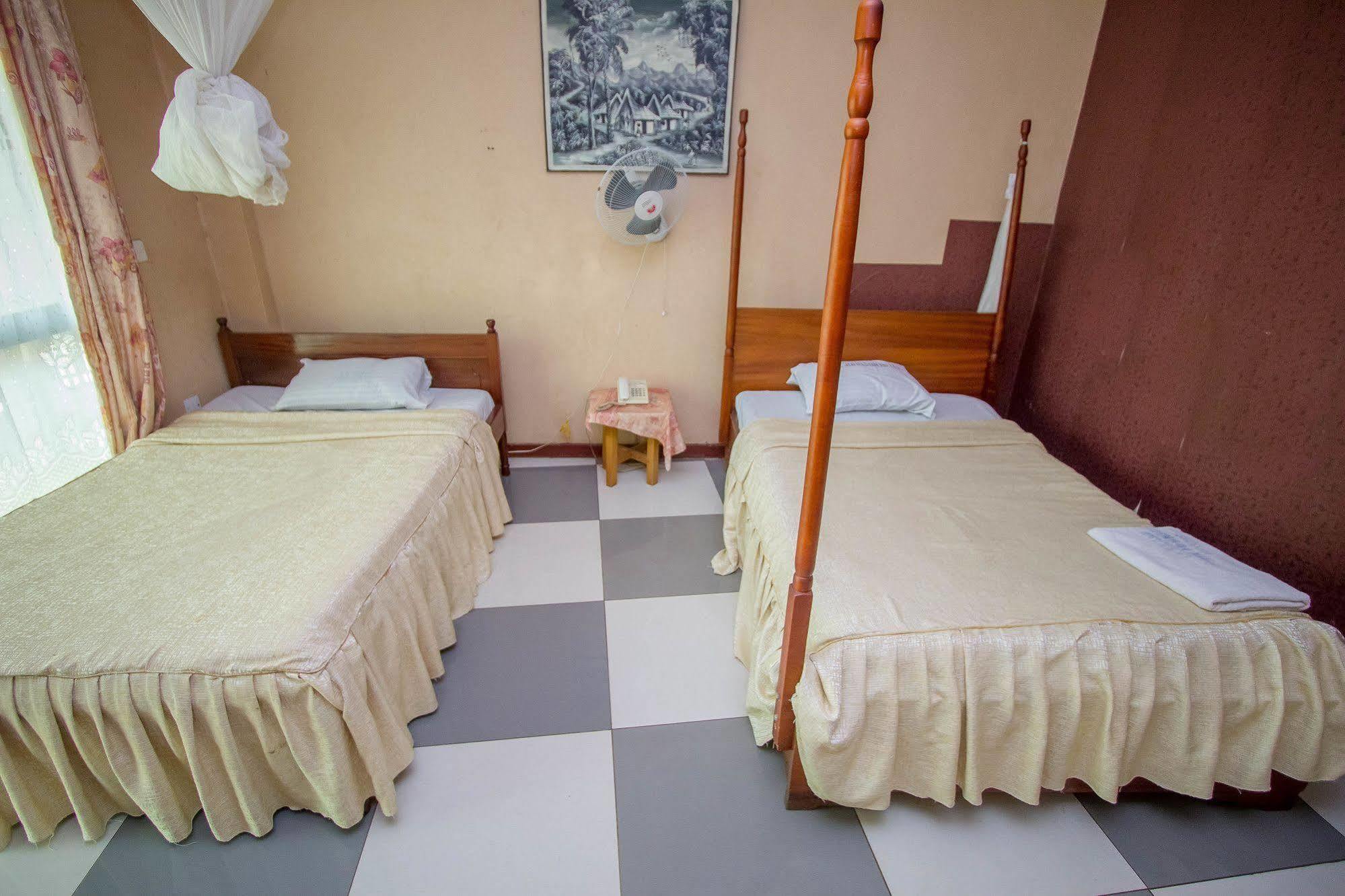 La Grand Chez Johnson Hotel Muyenga Kampala Kültér fotó